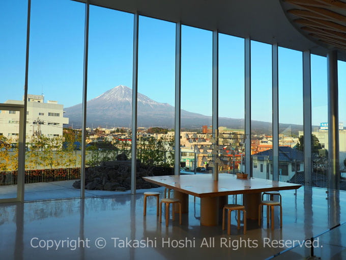 静岡県富士山世界遺産センターの窓越しに望む富士山