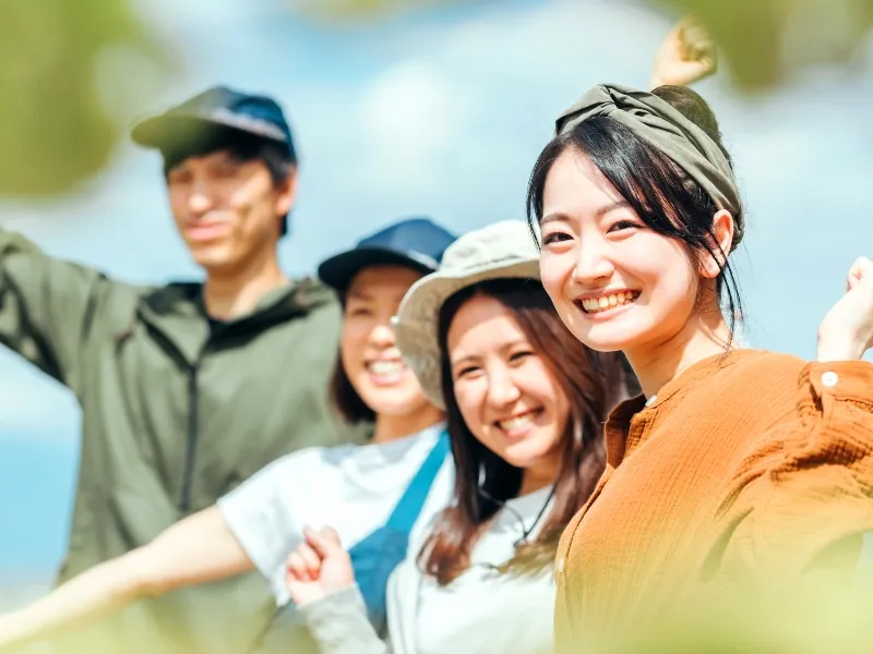 駿河湾の旅を楽しむ観光客