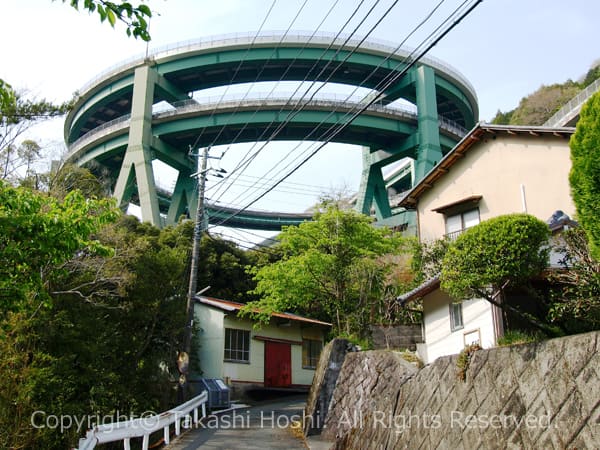 特撮やCGのように見える河津七滝ループ橋