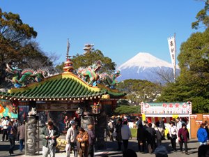毘沙門さんと富士山