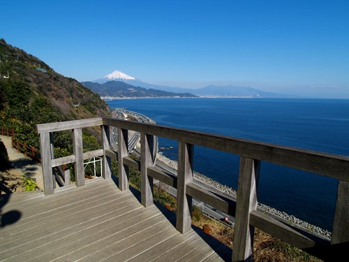 薩埵峠の展望台からの富士山と駿河湾の眺め