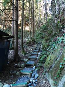 さったトンネル側の階段道