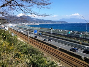 薩埵峠の鉄道・国道1号・東名高速の並び