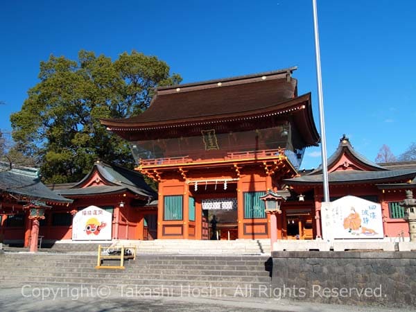 富士山本宮浅間大社の楼門と鉾立石