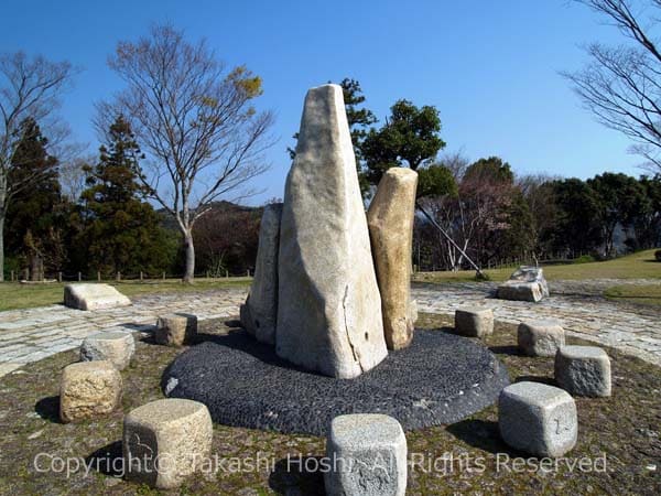 蓮華寺池公園の『天と地と人』のモニュメント