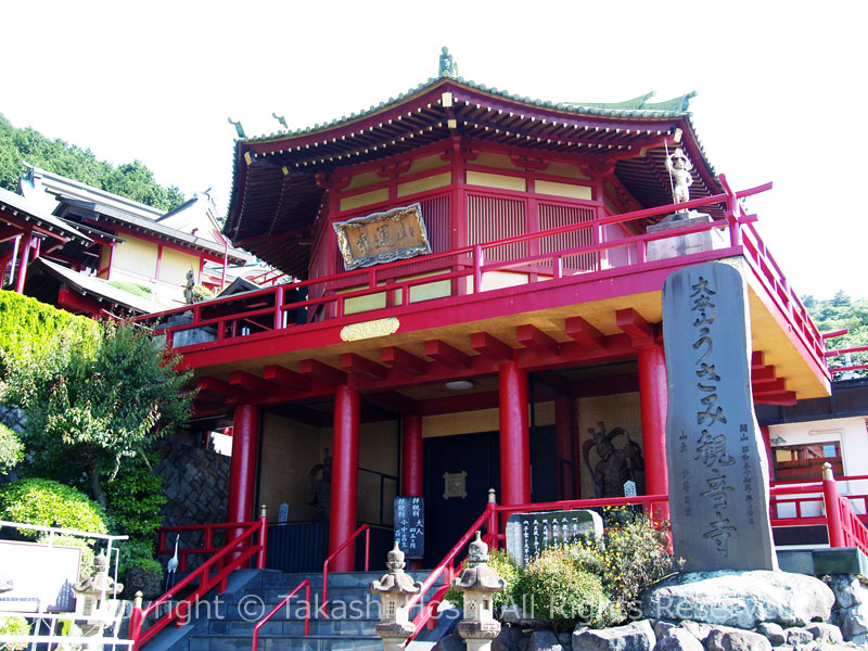 うさみ観音寺の山門と八角堂