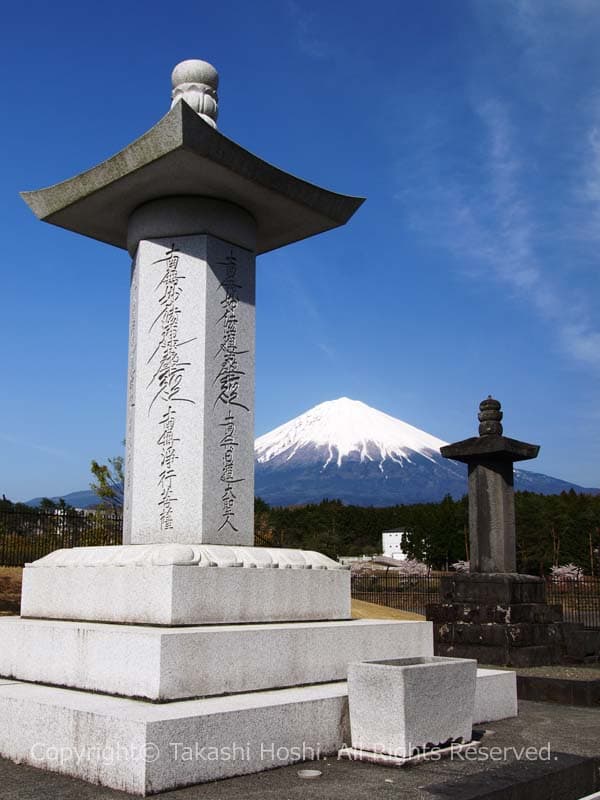大石寺の六万塔と富士山の写真