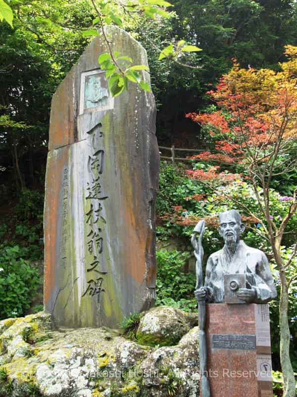 下田公園の下岡蓮杖翁之碑と下岡蓮杖翁の像