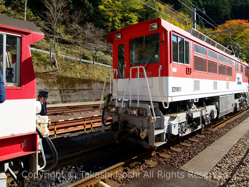 アプト式電気機関車と列車の連結