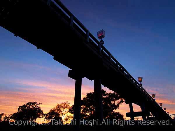 夕暮れ時の蓬萊橋