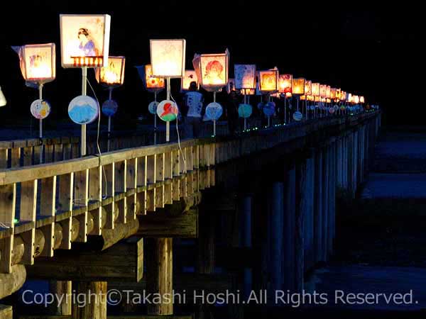 暗闇に浮かび上がる蓬莱橋ぼんぼり祭りの写真