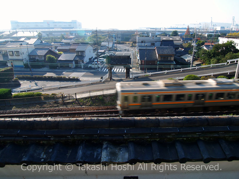 清見寺境内を分断する東海道本線