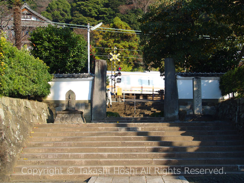 清見寺境内を横切る東海道本線