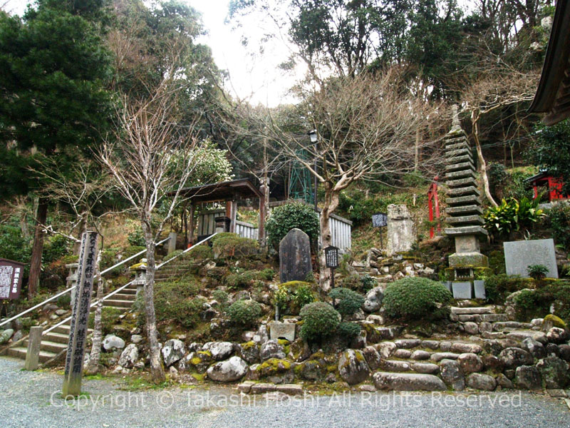 源氏公園にある源頼家の墓