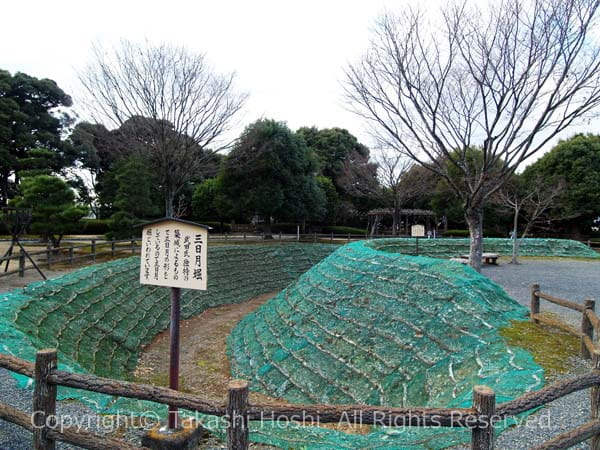 小山城の三日月堀と馬出