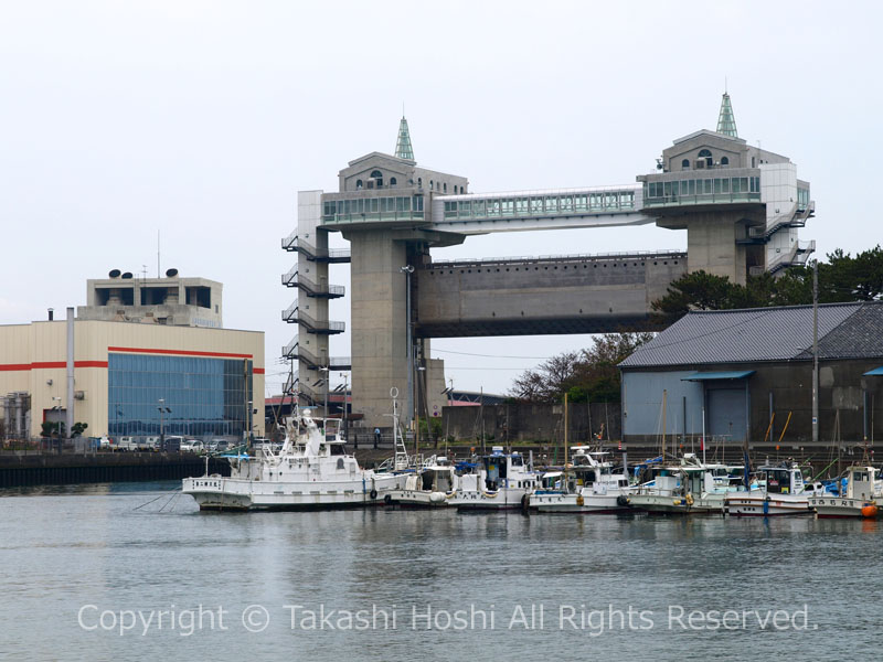 沼津港にそびえる大型展望水門「びゅうお」