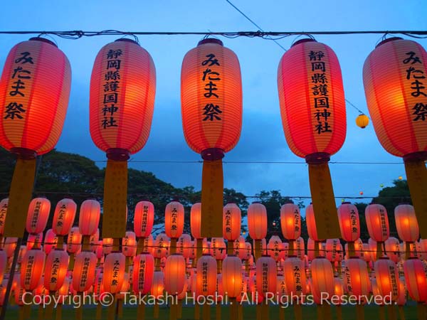 万灯みたま祭の「みあかり」が灯された提灯