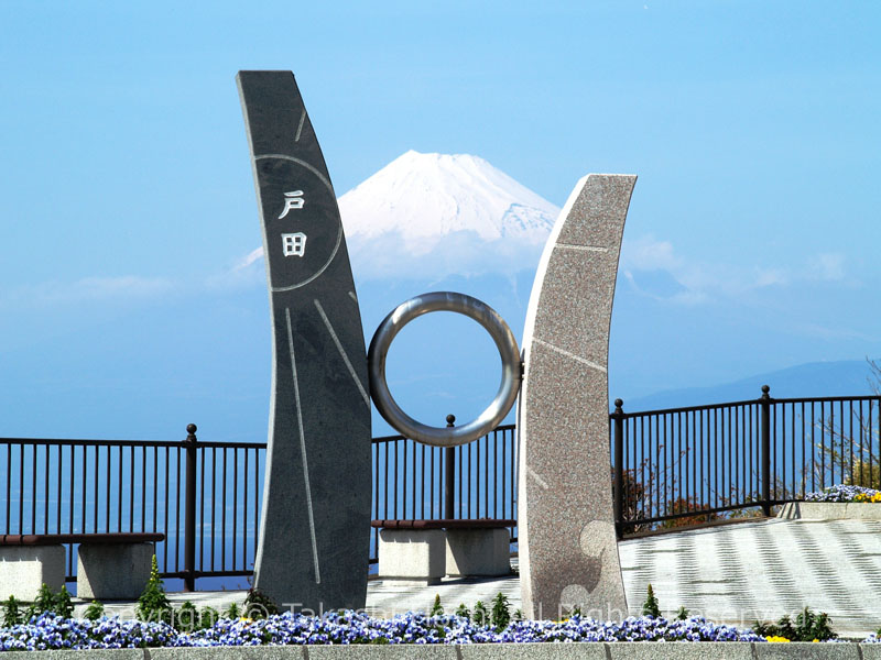 富士山が浮かぶ出逢い岬