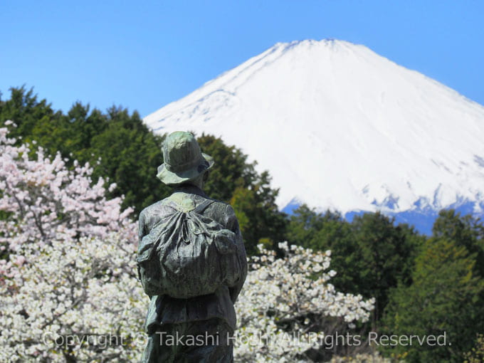 秩父宮雍仁親王像と富士山