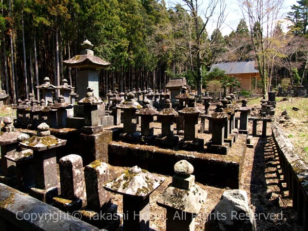 人穴富士講遺跡の233基の碑塔群