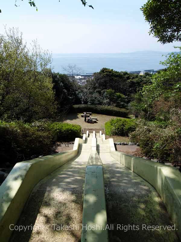 御殿山広場にあるすべり台