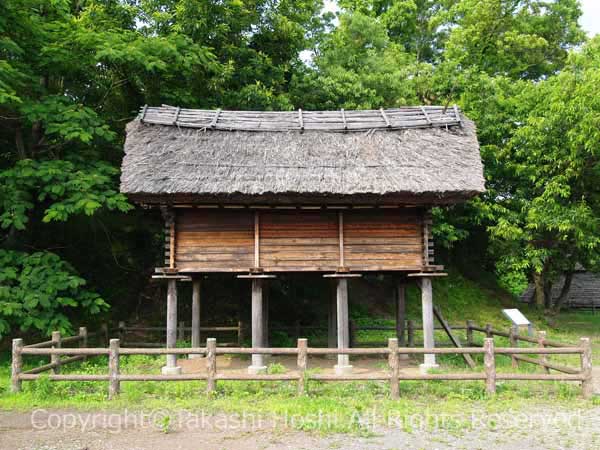 柏谷公園の高床式倉庫