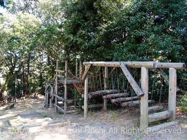 金比羅山緑地公園にある夕照の広場のアスレチック