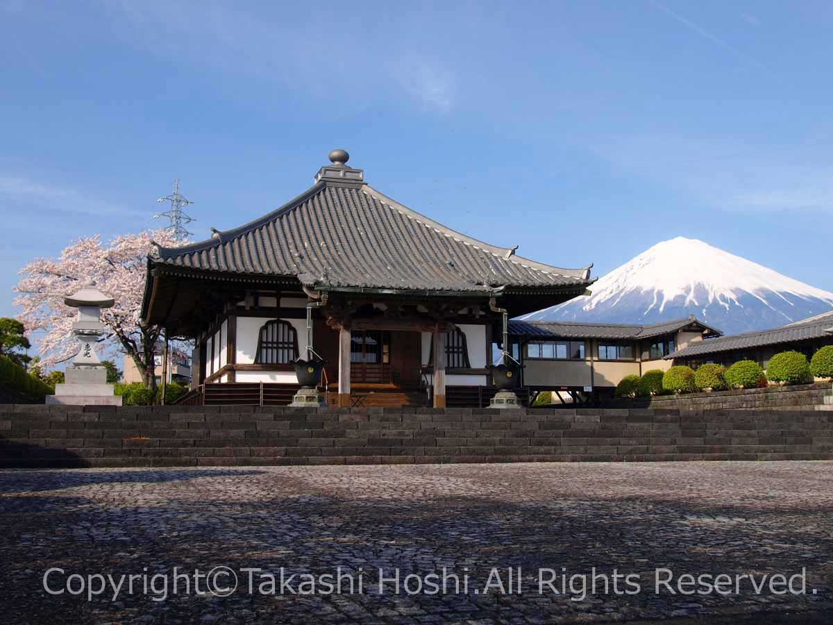 下之坊本堂と富士山