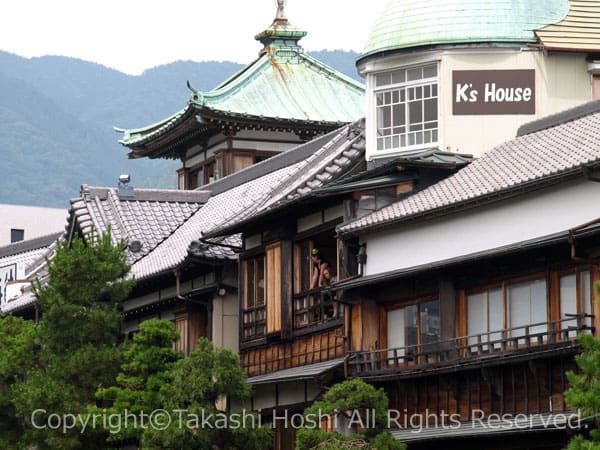 松川沿いの旅館や観光施設より観戦