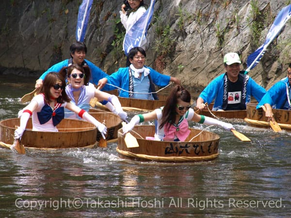 松川タライ乗り競走の白熱の団体レース