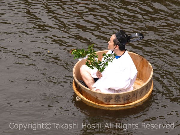 松川タライ乗り競走は神頼み