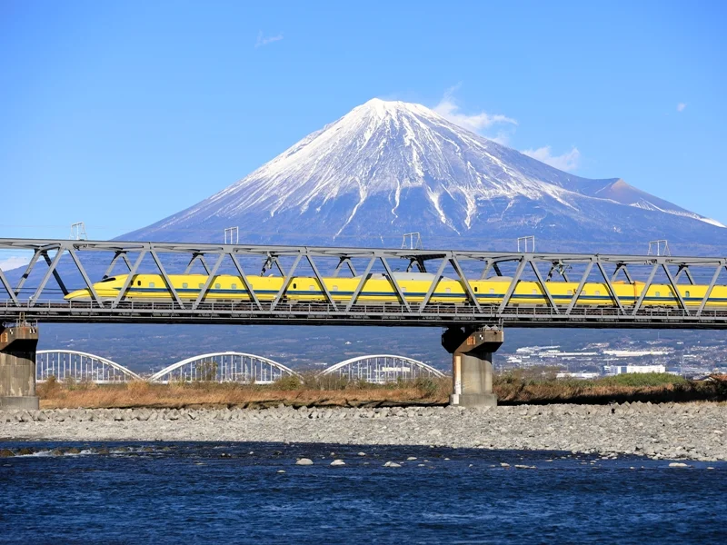 富士山をバックに富士川橋梁を行くドクターイエロー