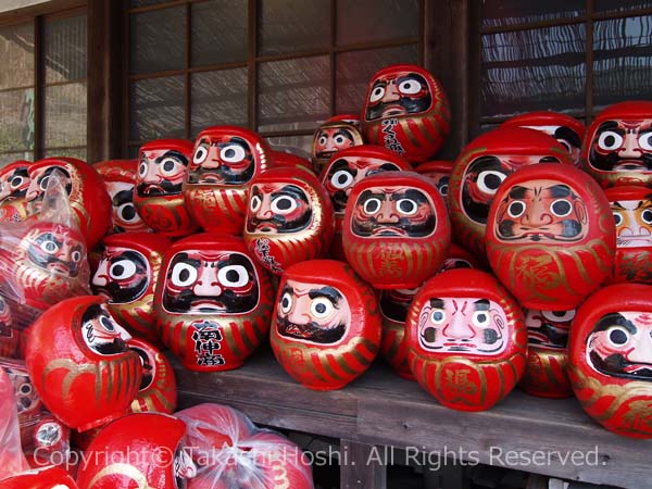 虚空蔵尊大祭だるま市の古ダルマ納所