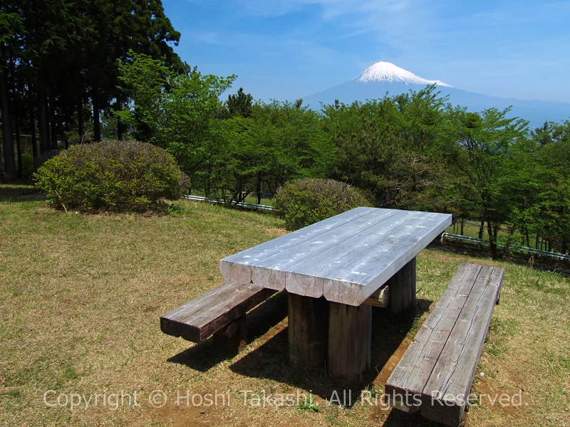 富士山を望むはたご池のピクニックテーブル