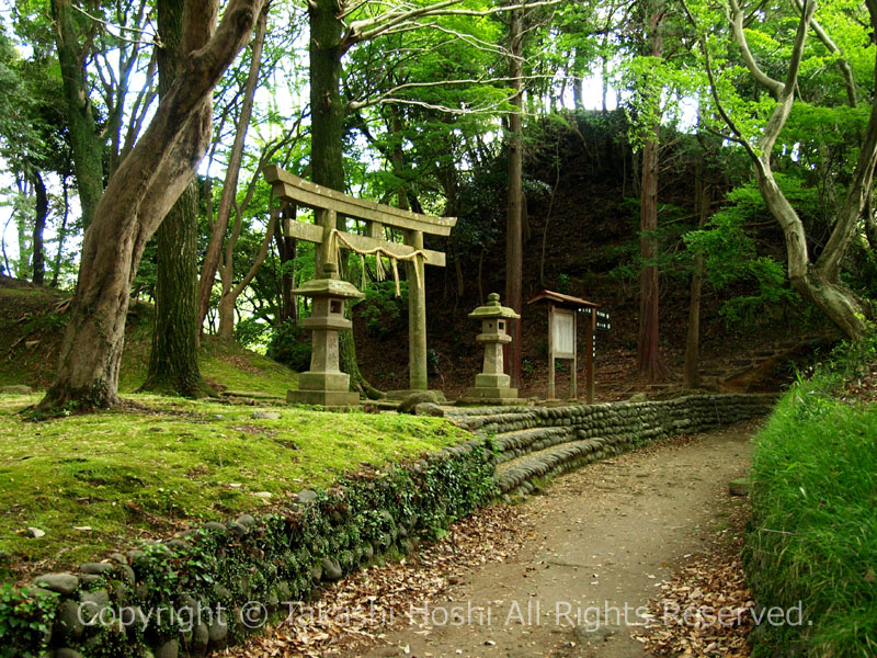 韮山城にある熊野神社の石鳥居