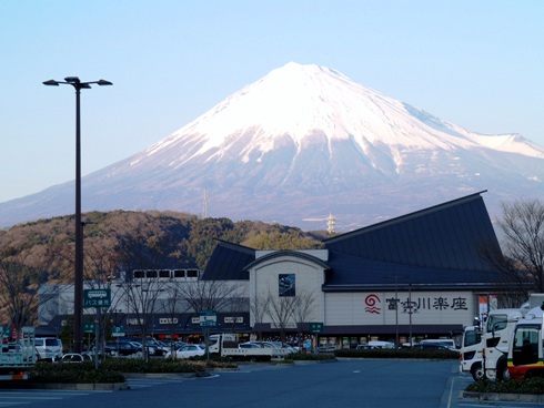 富士川楽座越しの富士山の眺め