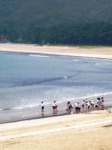 弓ヶ浜で遊ぶ子供達