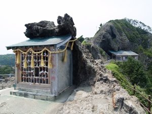 石室神社（右奥）と、熊野神社（手前）