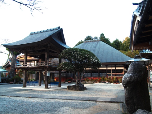 明徳寺の境内