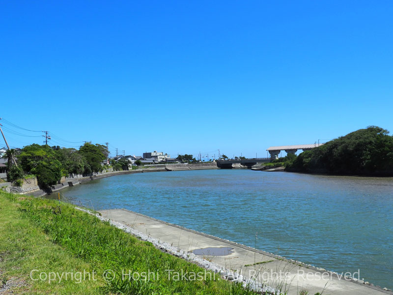 大江防災センター前を流れる萩間川