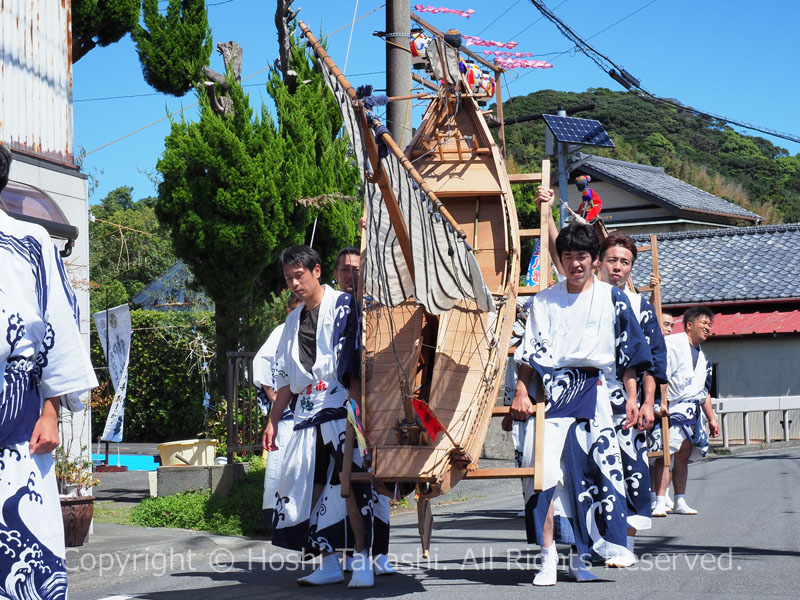 大江八幡宮の御船神事で船首を持ち上げる様子