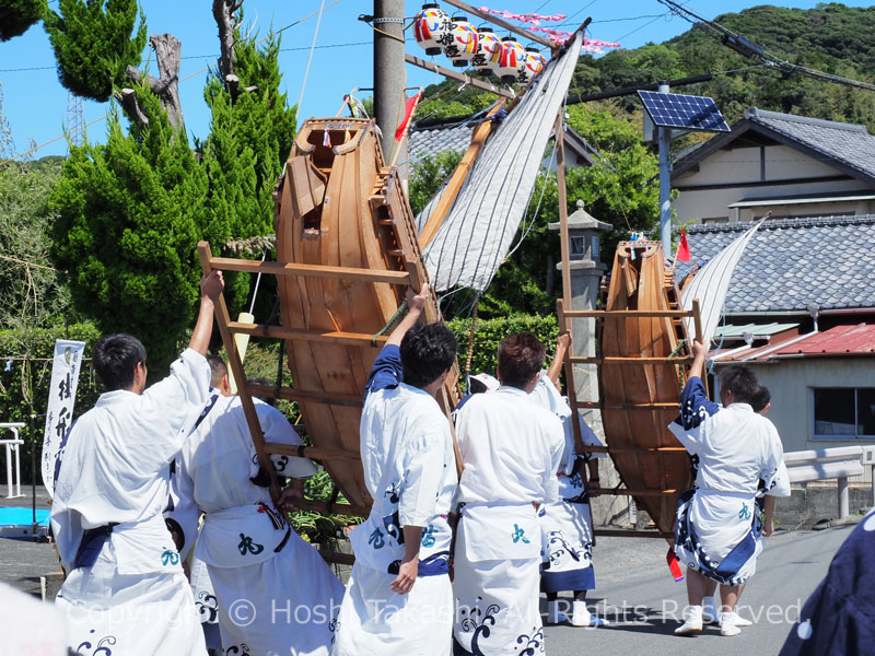 大江八幡宮の御船神事で船尾を持ち上げる様子