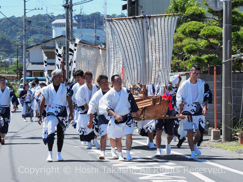 練り歩く神幸行列