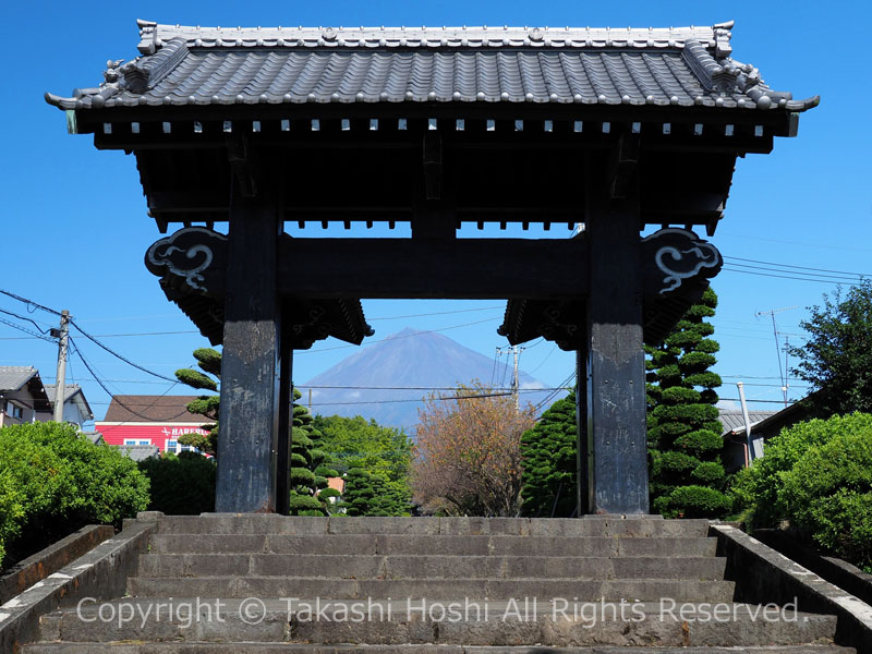 小泉久遠寺の黒門