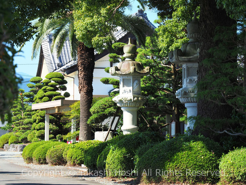 小泉久遠寺の石燈籠