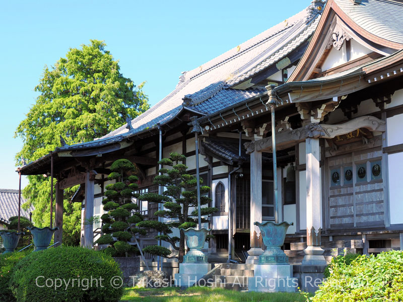 小泉久遠寺の客殿と太鼓堂