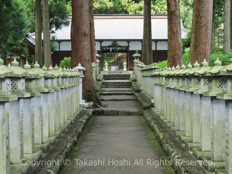 山宮浅間神社の籠屋と石燈籠