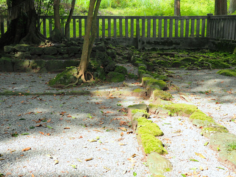 山宮浅間神社の遥拝所の石列