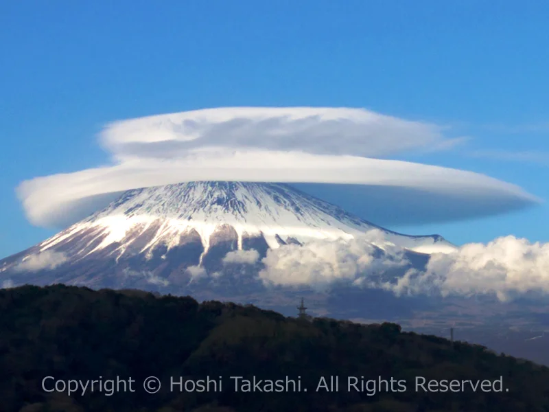 笠雲を被った富士山