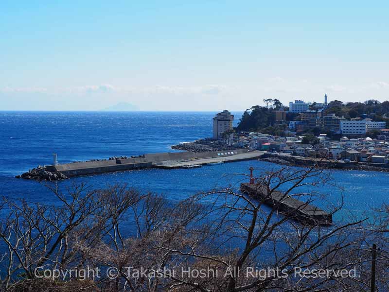 素盞鳴神社からの稲取漁港の眺め